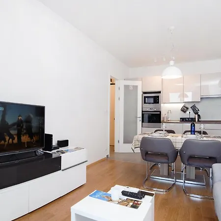 Sea View Tiho شقة *